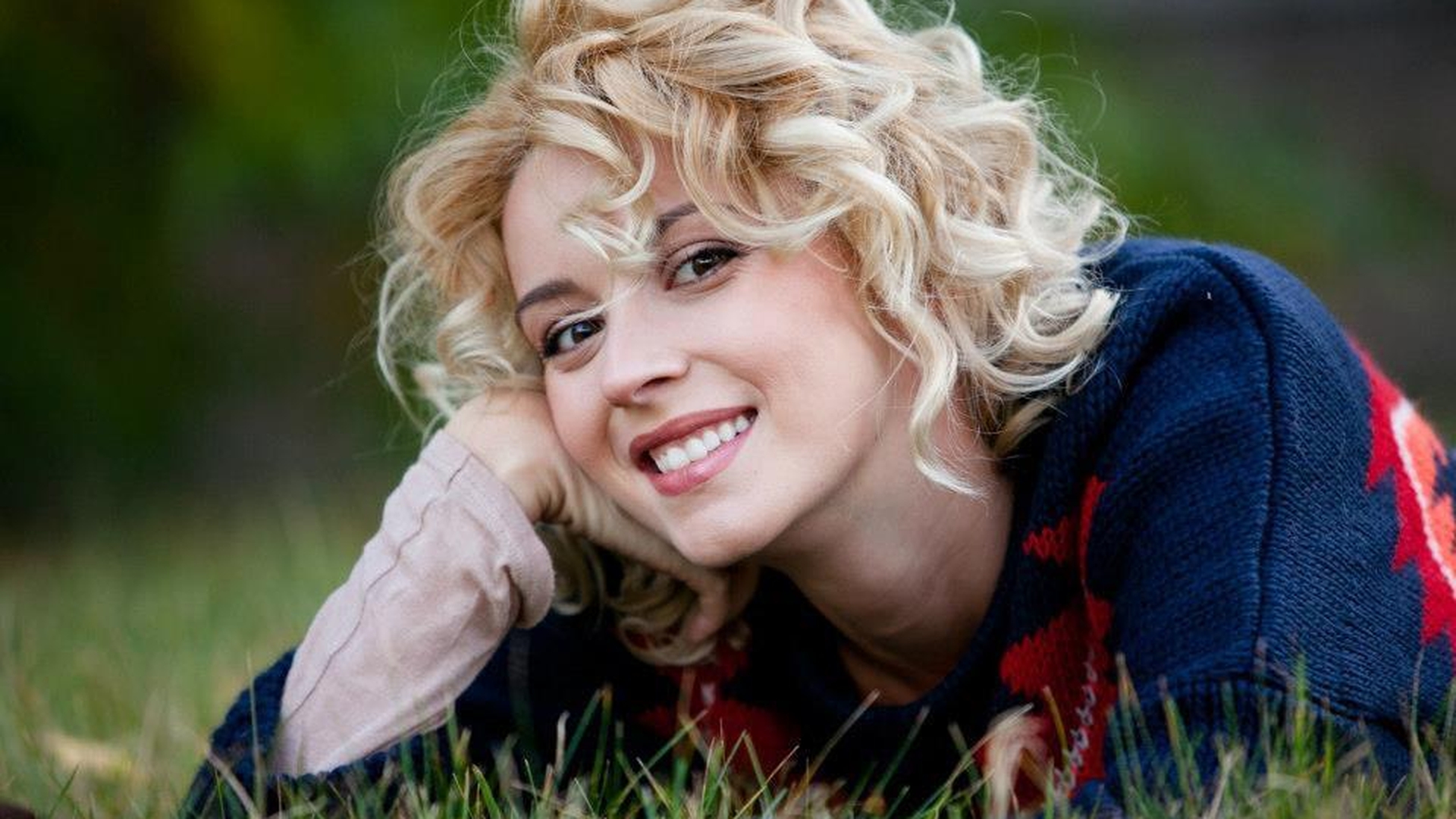 Diana Dumitrescu, schimbare radicală de look! Uite cât de dramatică e cu părul negru şi lung!