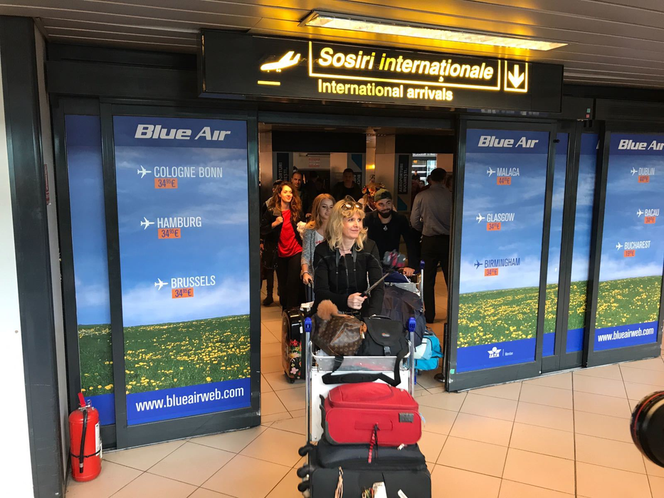 Alex Florea şi Ilinca au fost aşteptaţi la aeroport de mai mulţi români