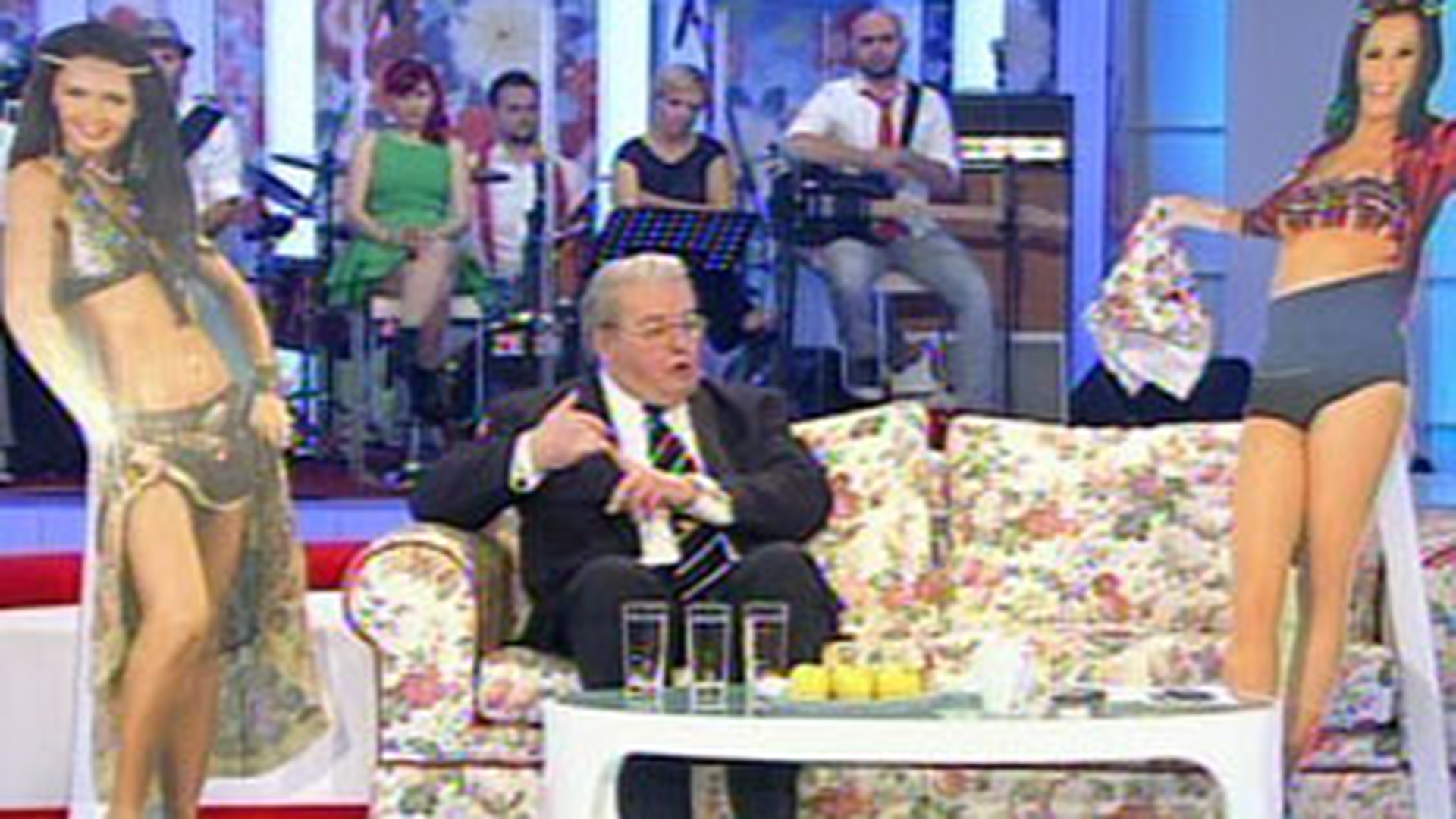 SPECTACOL MAXIM Corneliu Vadim Tudor iese la atac! S-a dezlantuit asupra Oanei Zavoranu si Marianei Moculescu, fara mila! S-a lasat cu cuvinte grele si acuzatii de neimaginat: "Sa inte amandoua in campul muncii, sa se spele ca miros a sperma prin televizo