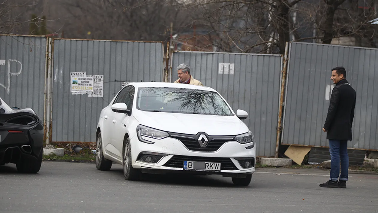 Şi-a tras ferit McLaren-ul de 200 mii € şi… ”Regele milionar al betoanelor”, fotografiat în flagrant într-o parcare! I-a plasat o ”atenţie” unui…