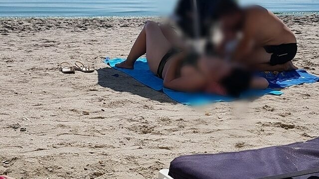 Ce făcea cuplul din imagine la plajă, în văzul tuturor? Imaginea a devenit virală şi a strâns sute de reacţii: "Îi urmăresc de câteva ore"
