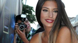 E aproape divortata si e foarte iritata! Antonia a fost prinsa din nou in ofsaid cand a ridicat bratul la un concert