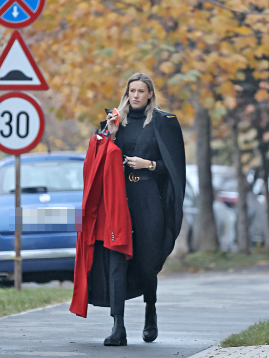 Gabriela Prisăcariu parcă ar pune la punct ultimele detalii pentru Noaptea de Ajun / (Sursa: CANCAN.RO)