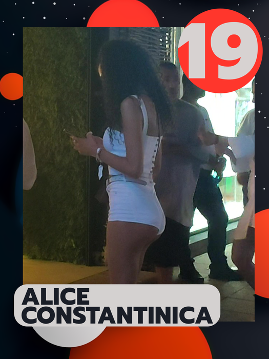 TOP 20 sexy vedete care au arătat tot! Daniela Crudu, Lidia Buble sau Andreea Bănică s-au încurcat în…pantalonașii buclucași!