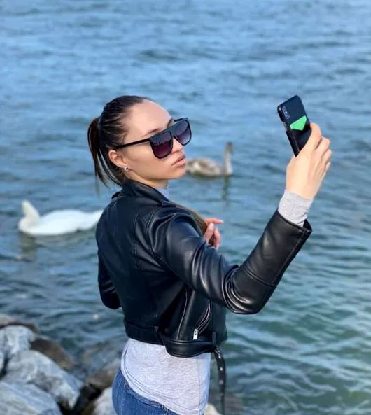 Ce bombă-sexy e sora lui Tavi Popescu! „Bunăciunea” nu ratează niciun meci al FCSB-ului | GALERIE FOTO