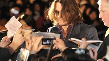 Johnny Depp, asaltat de fani in Japonia