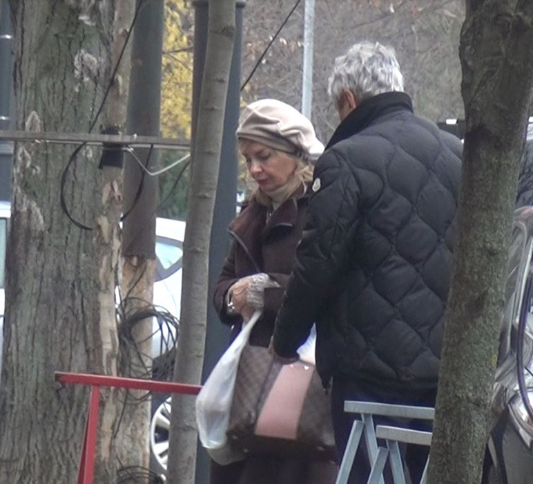 Câteva secunde mai târziu, apare şi soţia lui, Nelly