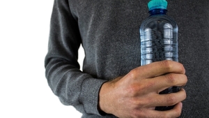 Pericolul sticlelor din plastic refolosite. Substanța chimică din care sunt făcute reprezintă un real pericol pentru sănătate
