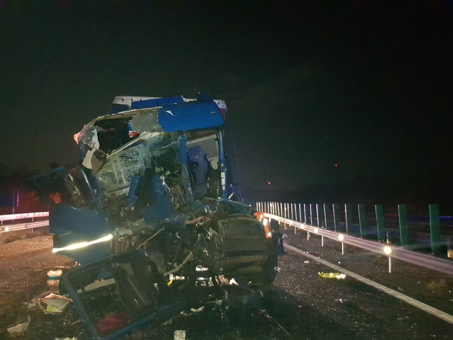 Accident grav pe A1. Două camioane s-au ciocnit, iar unul dintre șoferi a rămas încarcerat