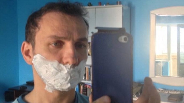 Pitipoancele ar fi invidioase pe Mihai Traistariu. Artistul adora sa se pozeze in oglinda, imbracat in chiloti, prosop sau halat