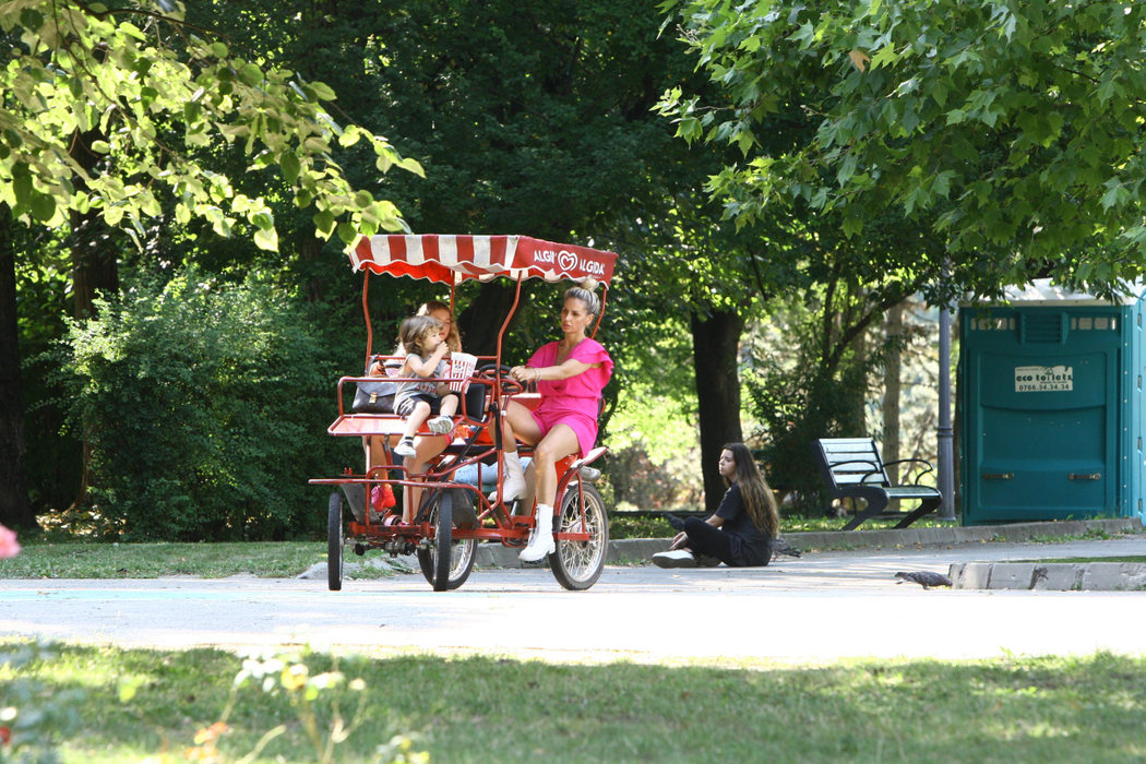 Andreea Bănică, Sofia Maria și micuțul Noah, la plimbare cu bicicleta