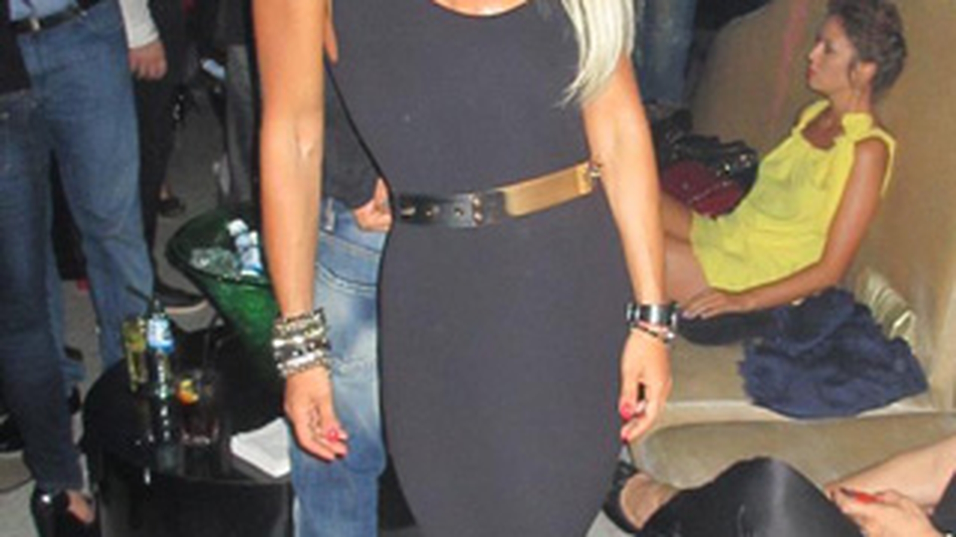 Anda Adam, incredibil de sexy si slaba intr-o rochie mulata pe corp! Iti place cum arata?