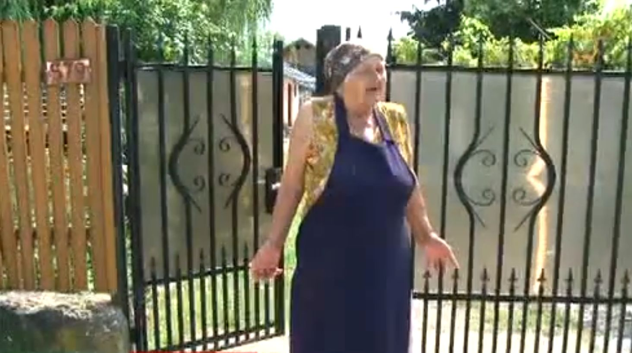 O bătrână de 81 de ani din Prahova a găsit la gunoi o geantă cu 20.000 de lei, darul de nuntă primit de niște tineri! Ce a făcut femeia e uluitor
