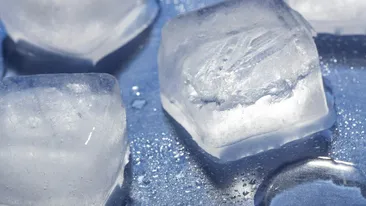 Ce se întâmplă dacă pui sare peste gheață? Fenomenul surprinzător