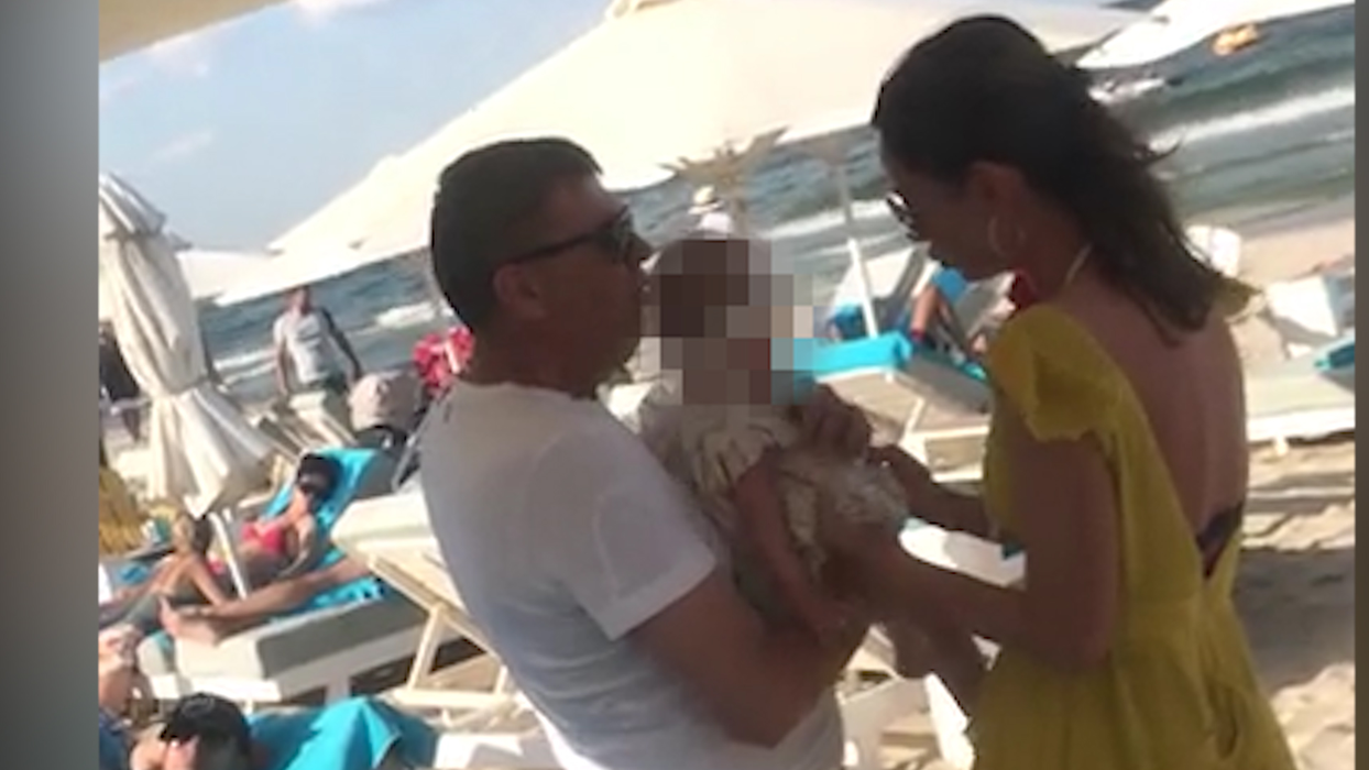 Marian Petrache, alături de soție și de fiică, pe malul mării
