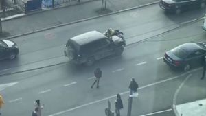 Biciclist dus pe capota mașinii, la secția de poliție. El s-ar fi luat la bătaie cu un șofer