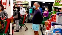 Oamenii au crezut că nu văd bine! Cine e, de fapt, acest bătrânel care stă la coadă în supermarket