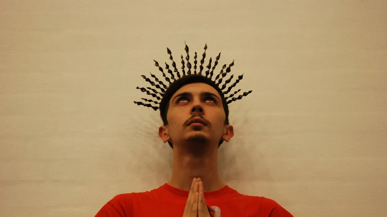 Succes rasunator cu o colectie care a scandalizat Biserica! Un designer roman a ajuns s-o imbrace pe Lady Gaga!