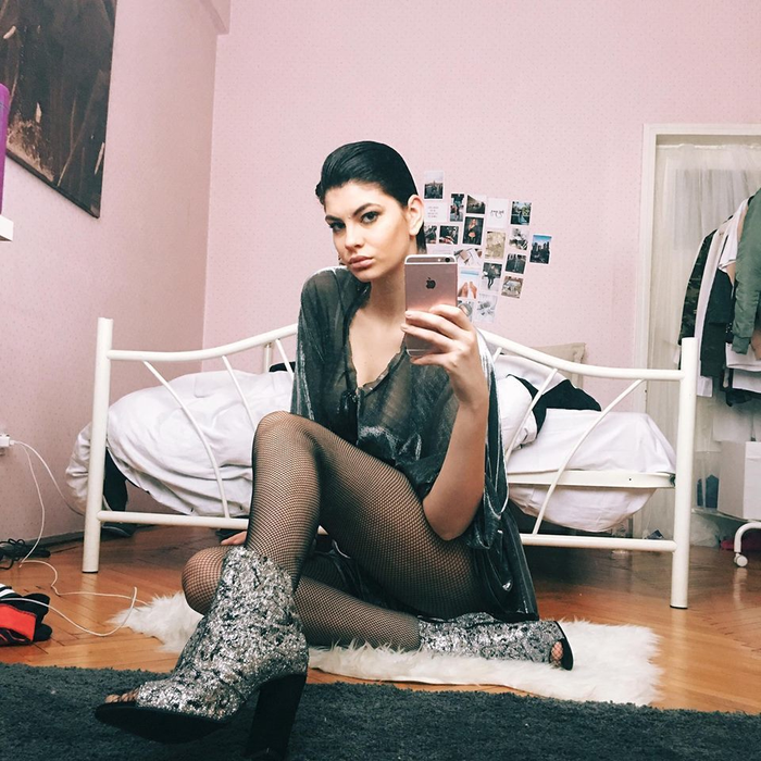 Uite cum arată acum LAURA GIURCANU, la cinci luni după ce s-a tuns foarte scurt!