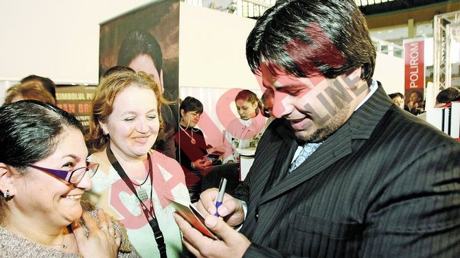 S-au imbulzit sa ia autografe de la Costel Busuioc
