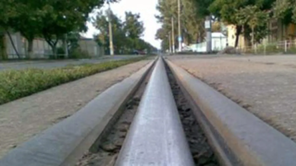 Incredibil, dar adevarat! Unui sofer din Capitala care circula pe linia de tramvai i-a intrat sina in picior - VEZI cum a fost posibil