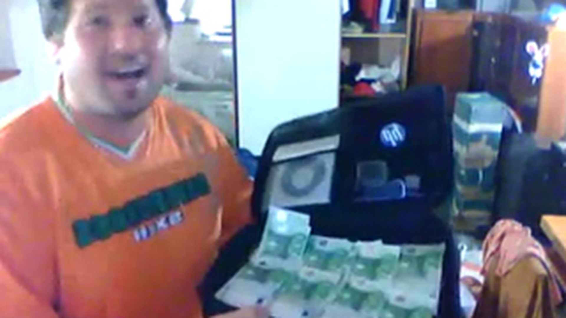 VIDEO Cel mai "proaspat" cocalar de pe net! Danseaza cu o geanta plina de euro pe hitul verii "Danza kuduro" pentru toti dusmanii vazuti si nevazuti