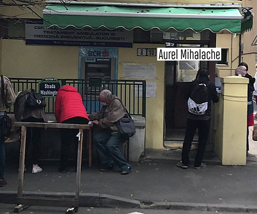 Aurel Mihalache, în timp ce aștepta să se facă triajul epidemiologic