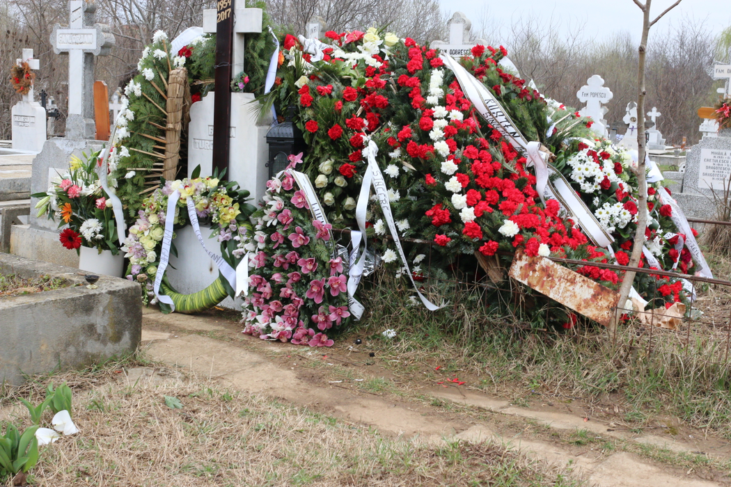 Cei care au dorit să lase un omagiu la mormântul lui Vasile Turcu au depus un număr absolut impresionant de coroane şi flori, majoritatea în culorile alb şi roşu, emblematice pentru Clubul Dinamo, al cărui acţionar a fost pentru o perioadă bună de timp.