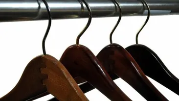 Pentru gestul asta ar putea face puscarie. Un designer celebru de la noi a sustras umerasele din camera de hotel in care a stat!