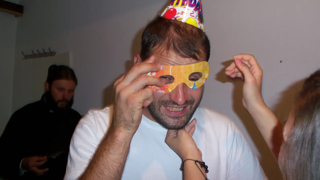 Petrecere scandaloasa la Episcopia Husilor! Doi calugari s-au dezamatat cu femei intr-o camera a lacasului de cult!