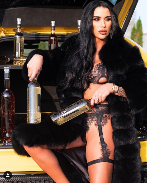 Daniela Crudu a repetat scena sărutului cu Bianca Drăgușanu! Momente incendiare cu o brunetă misterioasă GALERIE FOTO HOT