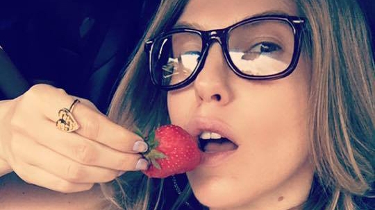 CORINA BUD cu „căpşunicile“ la vedere. Reacţia fanilor a fost neaşteptată: „Mă dezgustă“