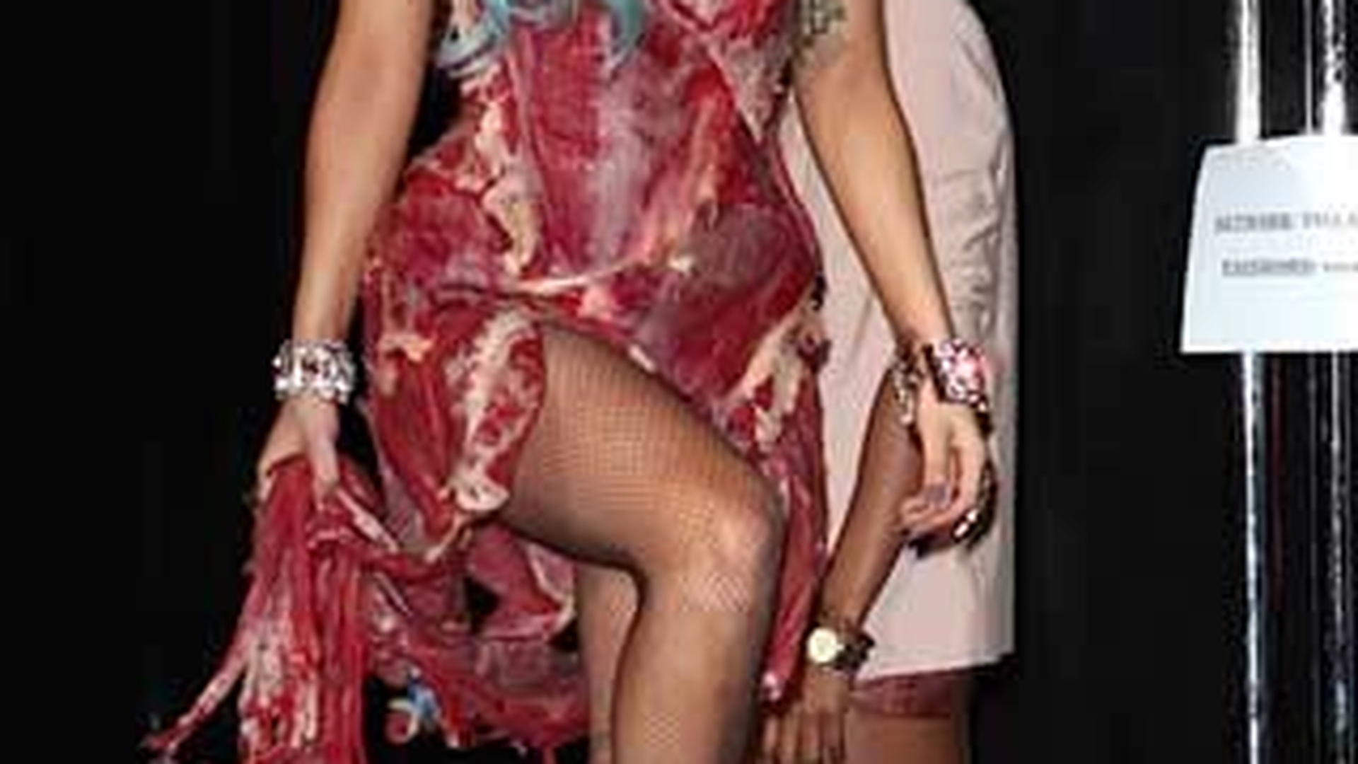 VIDEO Parerea romanului de rand despre Lady GaGa: "Sa cante mama, dar nu in rochie de carne si cu coarne in cap! Are dreptate domnul Becali"