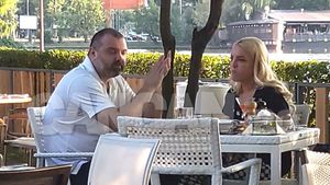 Milionarul Horia Simu, sâmbătă liniştită cu o blondă care-l sorbea din priviri. Denunţătorul uriaşelor şpăgi de la Cotroceni, relaxat pe malul Herăstrăului