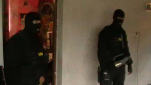 Leo de la Strehaia, in stare de SOC! Descinderi cu mascatii la palatele tiganilor din Strehaia