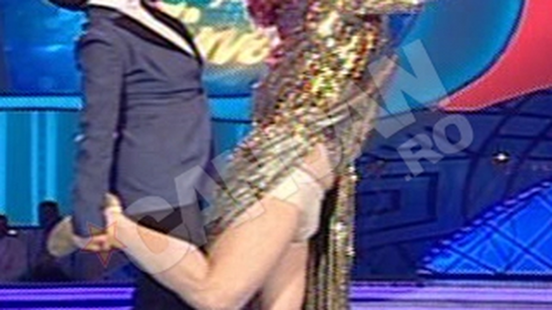 VIDEO Actorii au talent! Uite-i pe Carmen Tanase si Pavel Bartos imbracati in travestiti!