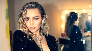 Imagini de infarct! Miley Cyrus a pozat complet goală