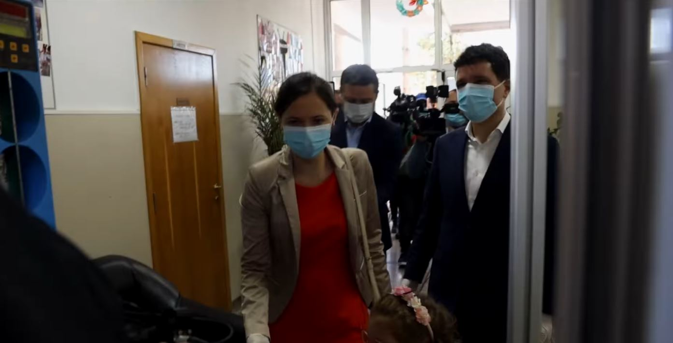 Cu ce se ocupă Mirabela Grădinaru, soţia lui Nicușor Dan! Noul primar general al Capitalei a cunoscut-o în timpul facultății pe cea care i-a dăruit o fetiță