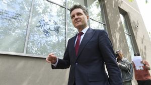 Cum își cucerea Nicușor Dan iubitele pe vremea când era student în Franța: ”La început...”