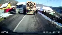 Video incredibil. Un bărbat s-a izbit în mod intenționat de un camion plin cu lemne