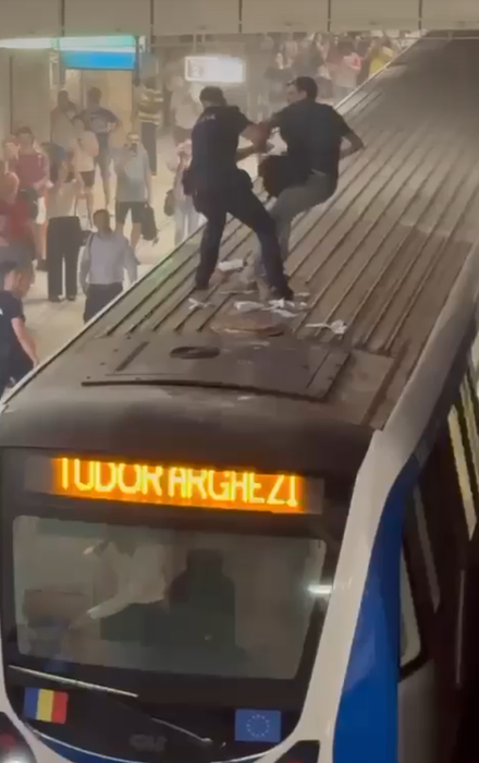 Polițiștii au intervenit pentru prinderea unui bărbat care a urcat pe garnitură, la metrou / sursă: captură video