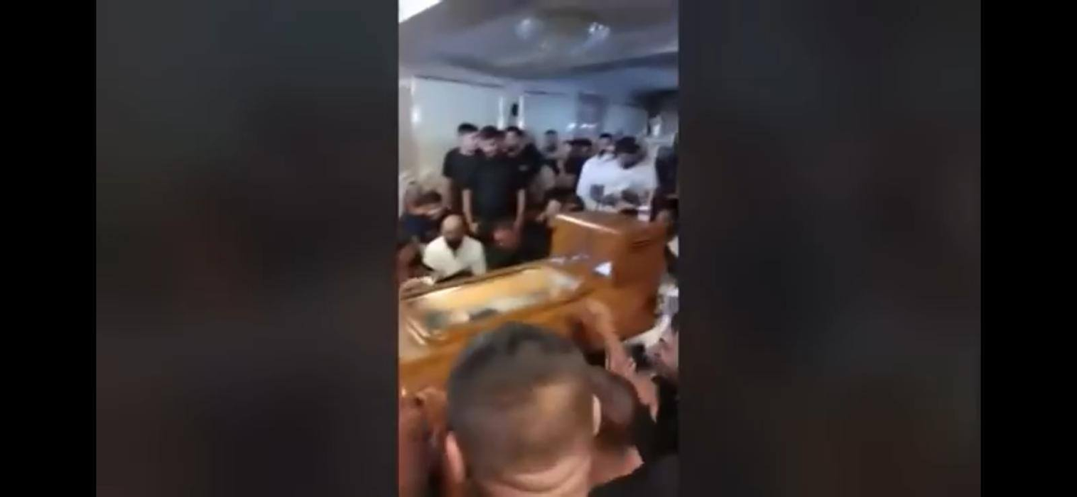FOTO | Cum este îmbrăcat Emi Pian la priveghi. Florin Salam a cântat în genunchi la căpătâiul liderului Duduienilor
