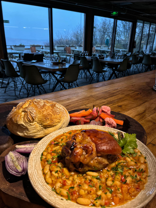 Ferma Dacilor funcționează acum în spațiul care cândva era cel de-al doilea restaurant al pensiunii foto: Facebook