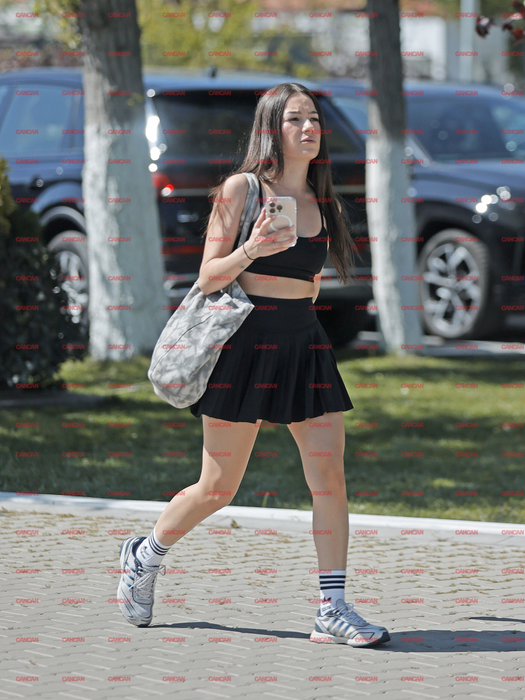 Mihaela Pantea (Mimi) în drum spre ora de tenis, cu un echipament ce nu ascunde nimic