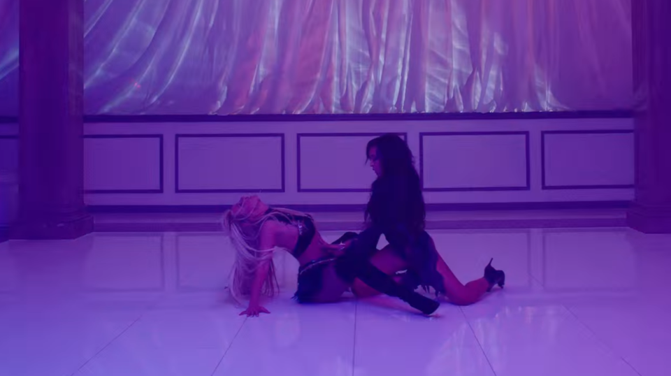 BRITNEY SPEARS în ipostaze intime cu o altă cântăreaţă. Totul s-a întâmplat la o sexy-petrecere în faţa camerelor