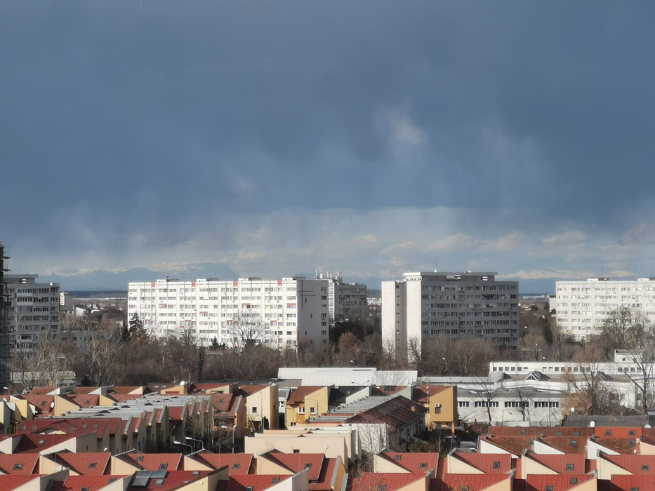 Fenomen rarisim în București: vedere spre Munții Bucegi! Imaginile fac senzație pe Internet