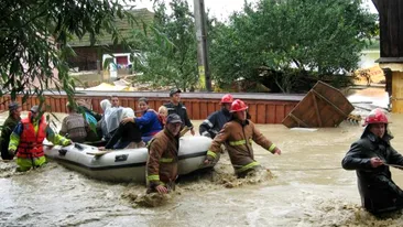 Sase judete afectate de inundatii. Pompierii au evacuat sinistratii cu barcile