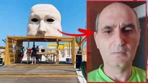 Nu e banc! Un bărbat din Slobozia acuză Primăria Constanța: "Statuile din Mamaia au chipul meu!"