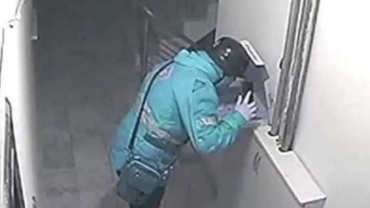 Curierul care a scuipat pe o pizza înainte de a o livra clientului a fost condamnat la închisoare. Cât timp va sta după gratii