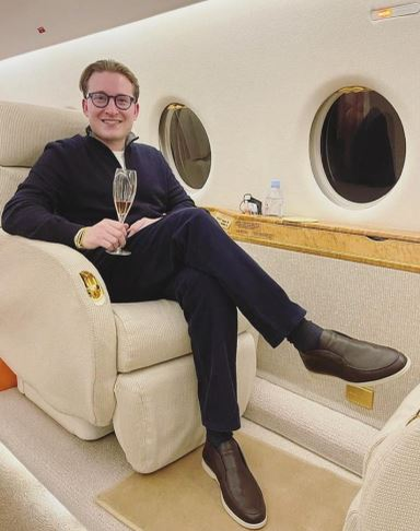 Max Crăciun, în avionul privat cu care călătorește când dorește